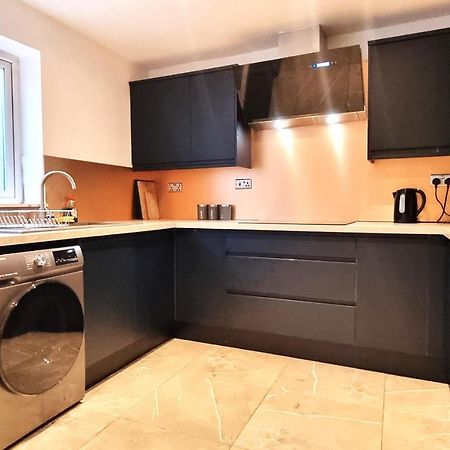 Spacious 6 Bedroom House, 4 Bathrooms, Central, 2 Parking Spaces Swindon Buitenkant foto