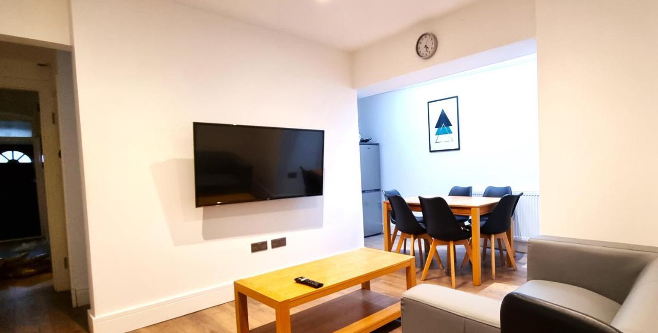 Spacious 6 Bedroom House, 4 Bathrooms, Central, 2 Parking Spaces Swindon Buitenkant foto