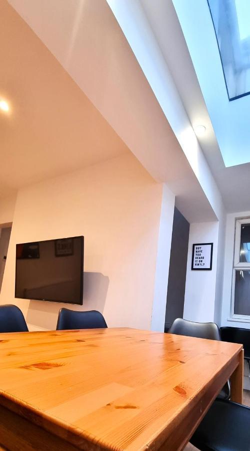 Spacious 6 Bedroom House, 4 Bathrooms, Central, 2 Parking Spaces Swindon Buitenkant foto