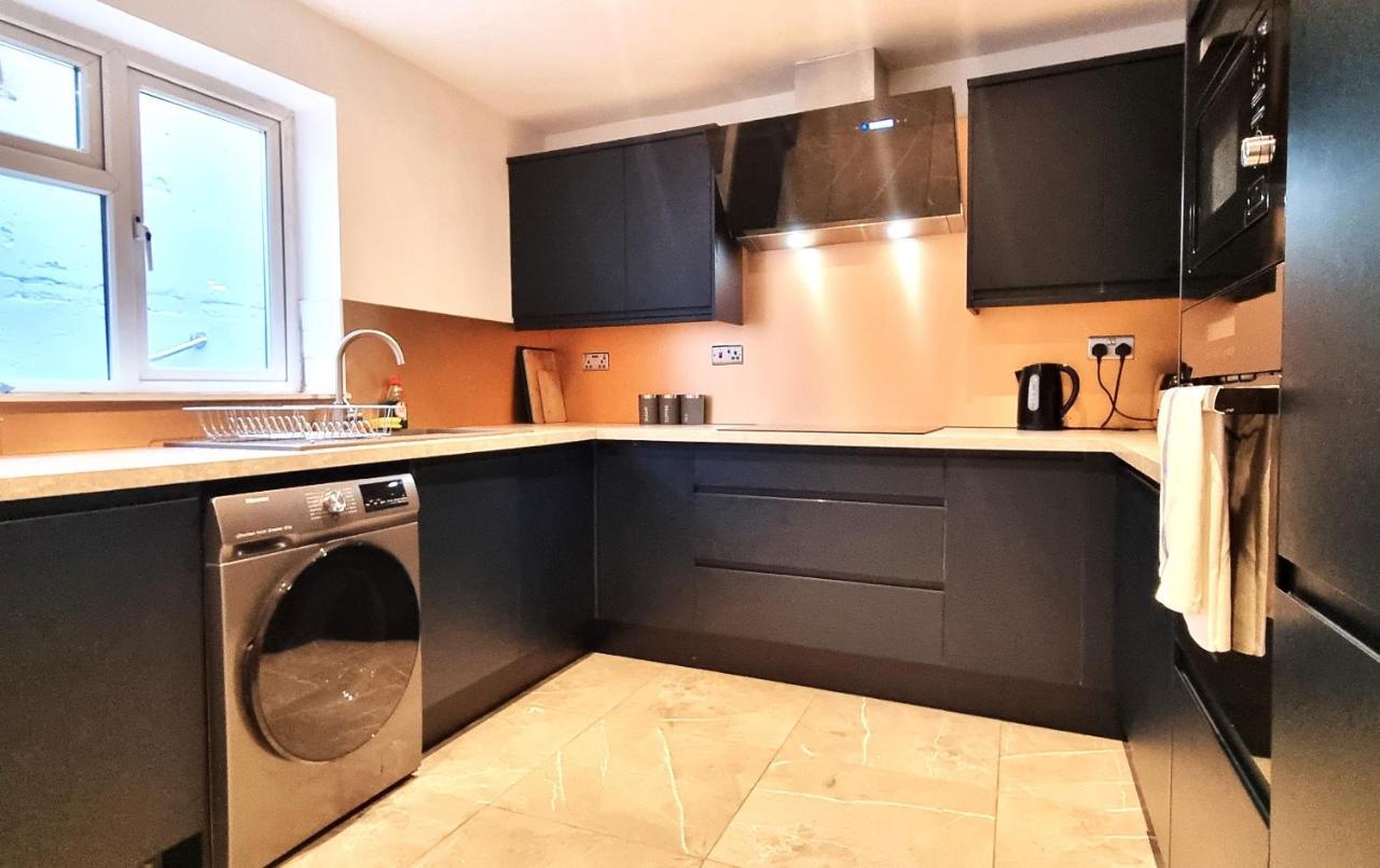 Spacious 6 Bedroom House, 4 Bathrooms, Central, 2 Parking Spaces Swindon Buitenkant foto
