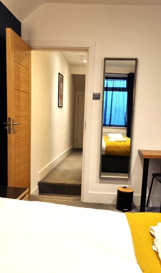Spacious 6 Bedroom House, 4 Bathrooms, Central, 2 Parking Spaces Swindon Buitenkant foto