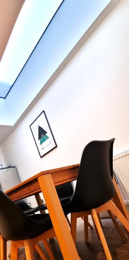 Spacious 6 Bedroom House, 4 Bathrooms, Central, 2 Parking Spaces Swindon Buitenkant foto